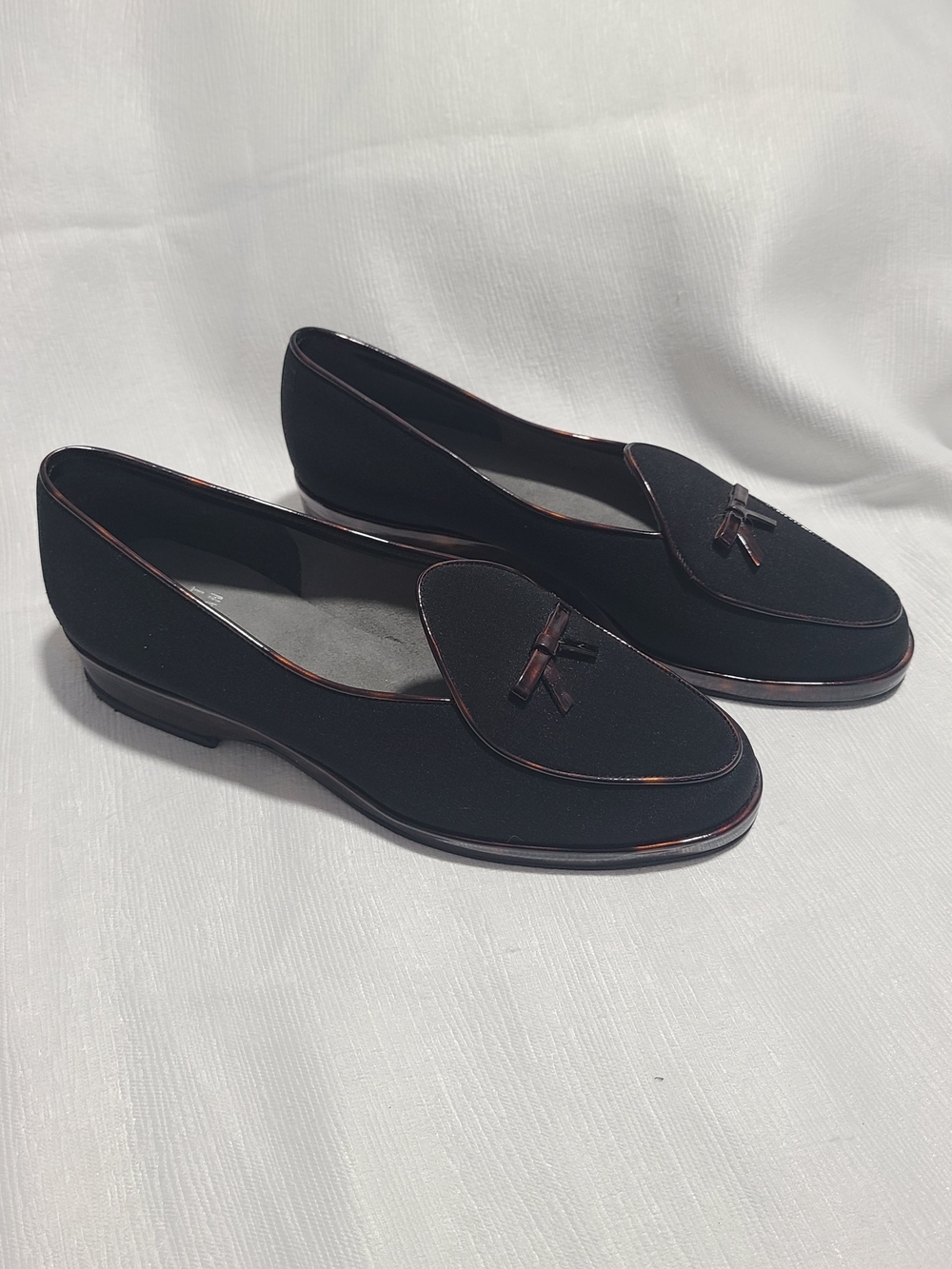 Stuart Weitzman black crepe loafers with distinctive tortoiseshell detail Size 5
